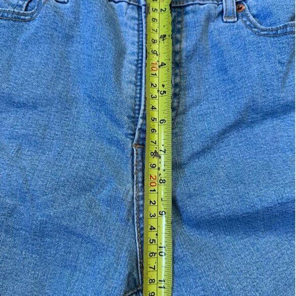 Levi’s denim capris with a mid-rise waist and straight cropped leg - Picture 8 of 8